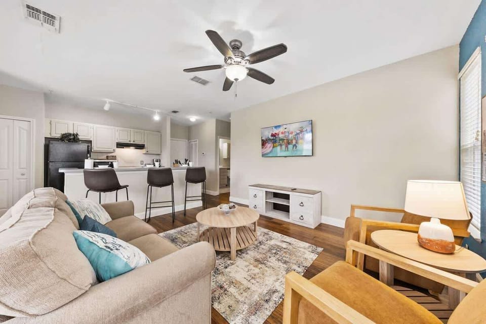 - Inviting living space with stylish decor, a comfy sofa, and a smart TV
- Open layout flows seamlessly into the fully equipped kitchen, perfect for gatherings
- Soft lighting, warm tones, and modern furnishings create a welcoming atmosphere