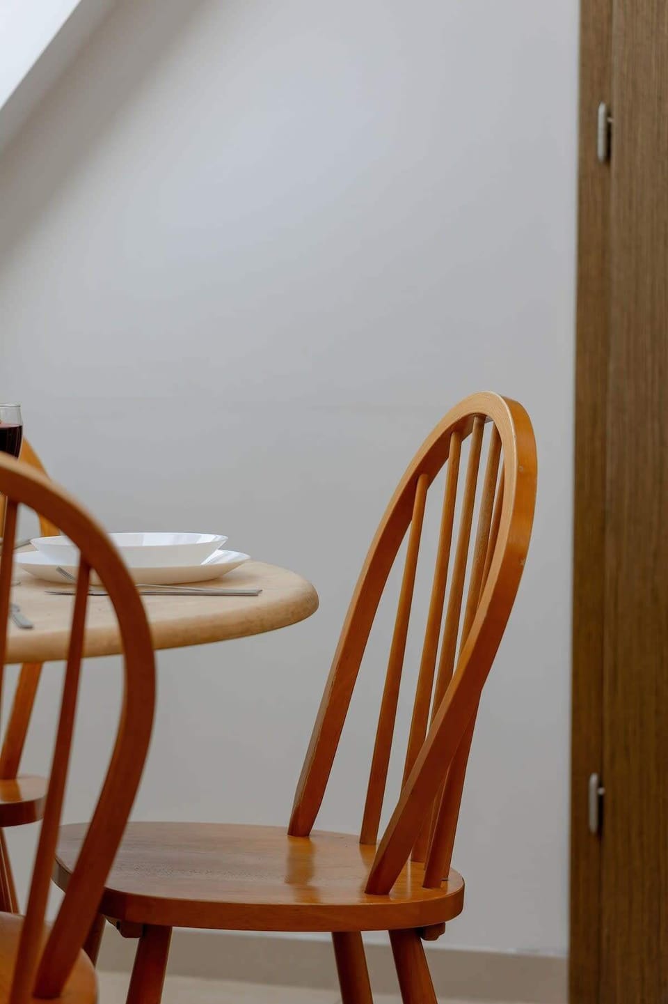 Additional shot of the spacious dining area under the slope, bright and aesthetically arranged.