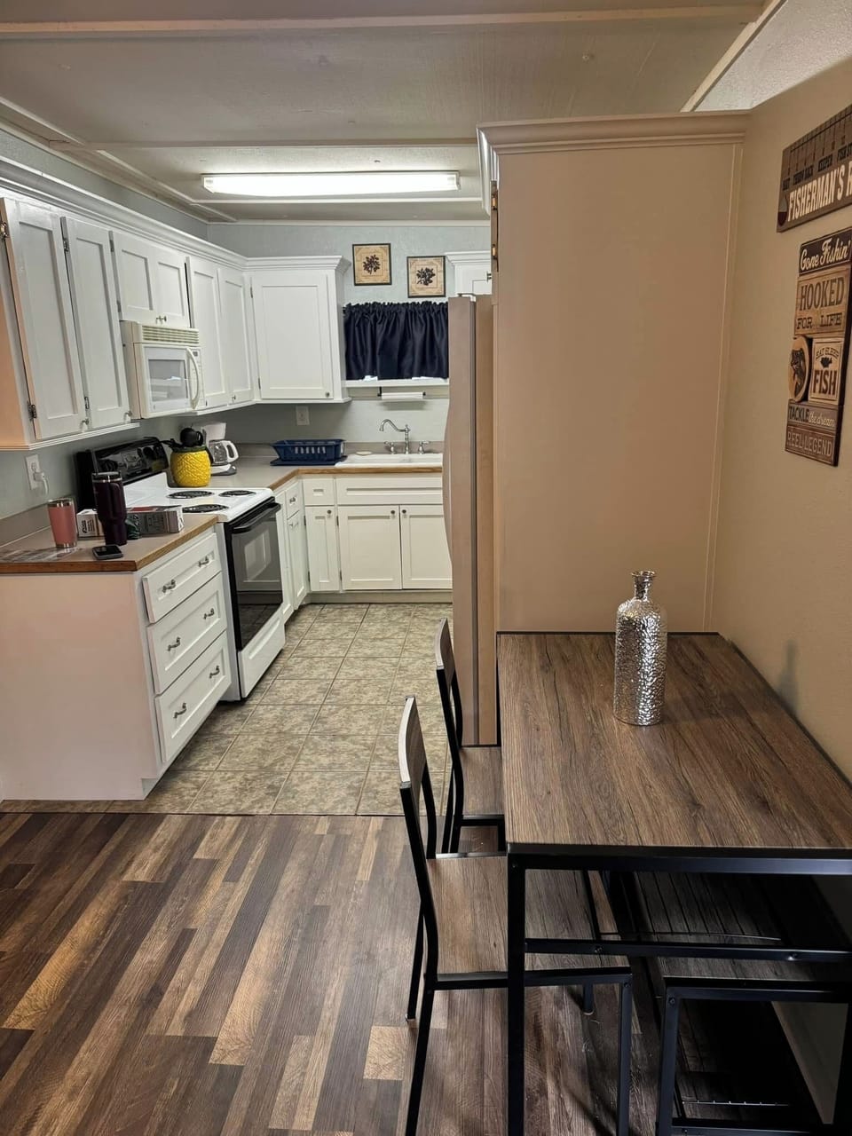 Dining area & fully stocked kitchen for you cooking needs