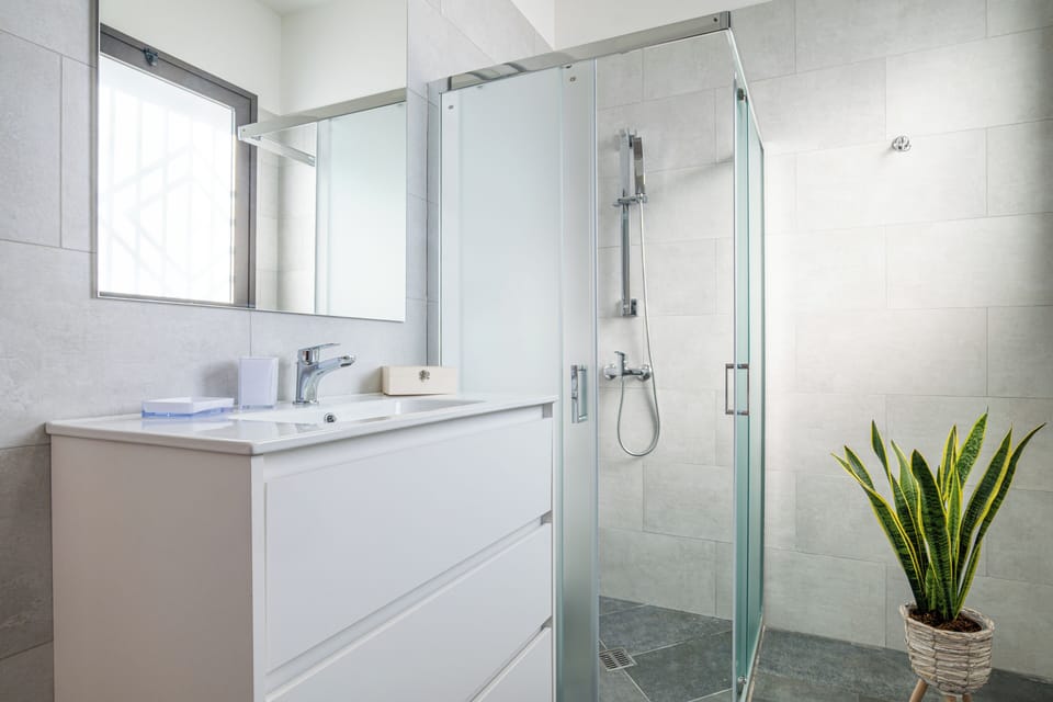 Deluxe Double Room | Bathroom | Shower, rainfall showerhead