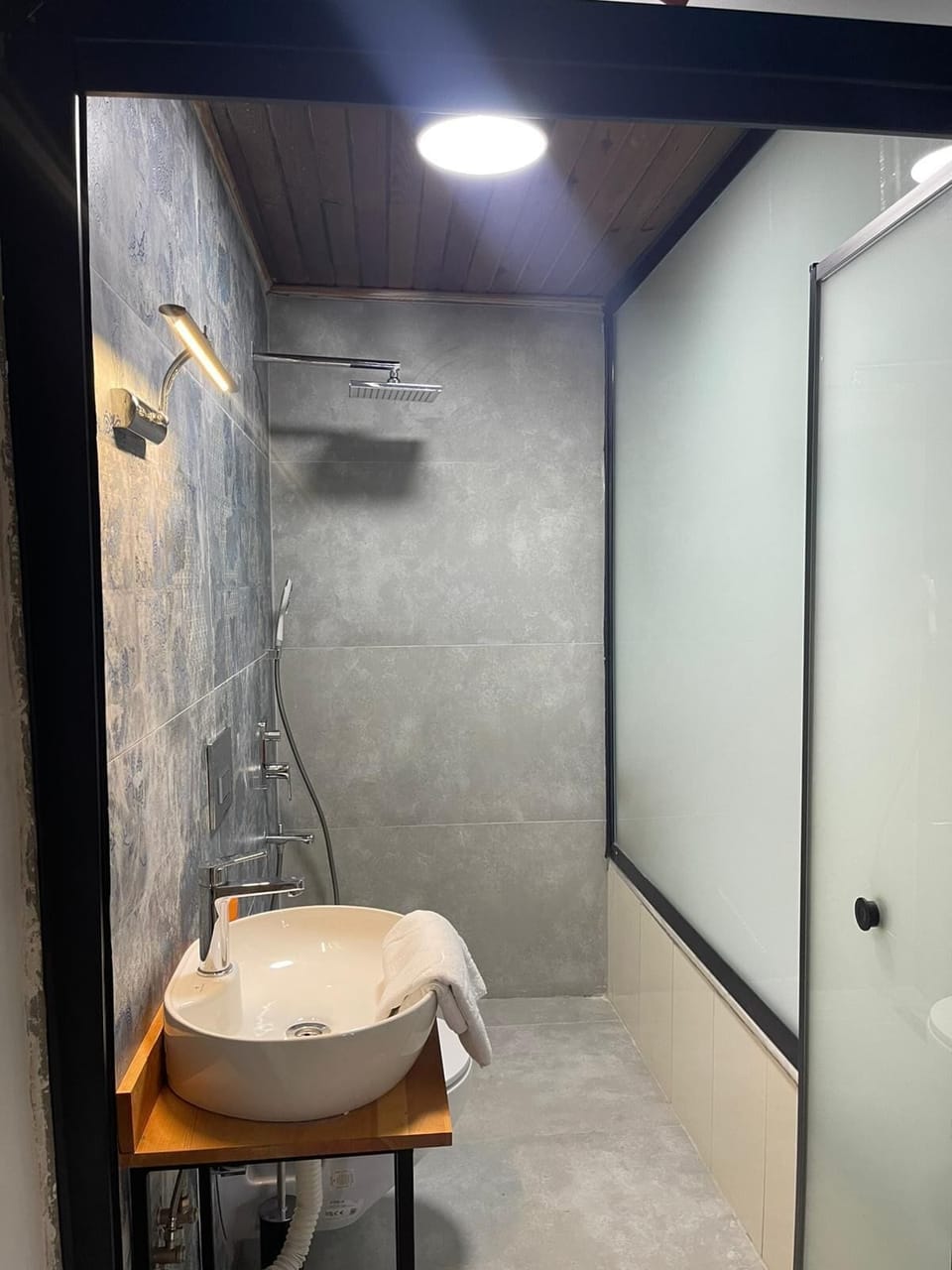 Classic Double Room | Bathroom | Free toiletries, hair dryer, towels, soap