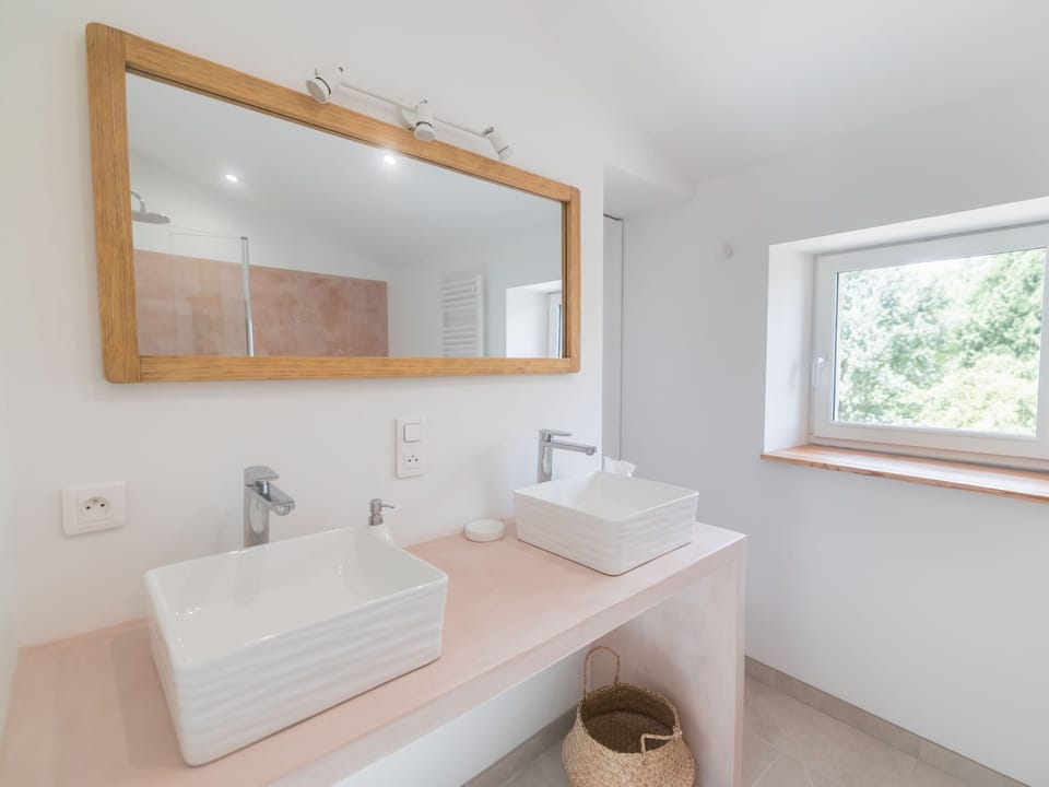 Superior Triple Room, Pool View | Bathroom | Hair dryer, towels, toilet paper