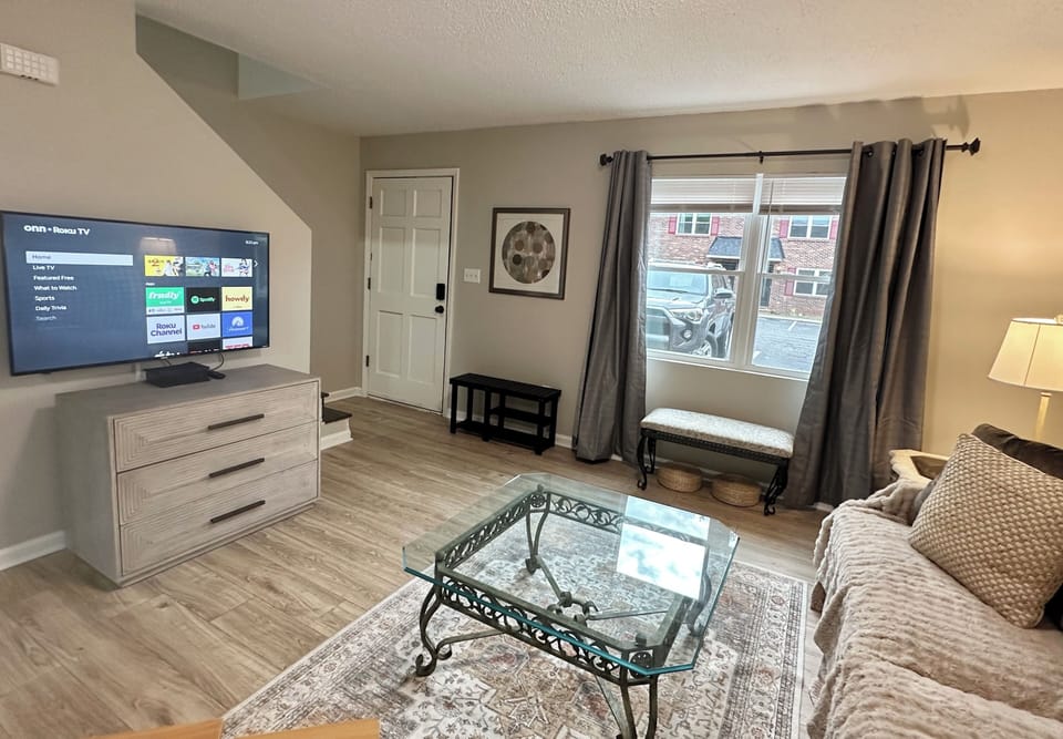 Main Level: Smart TV, Spectrum Internet 