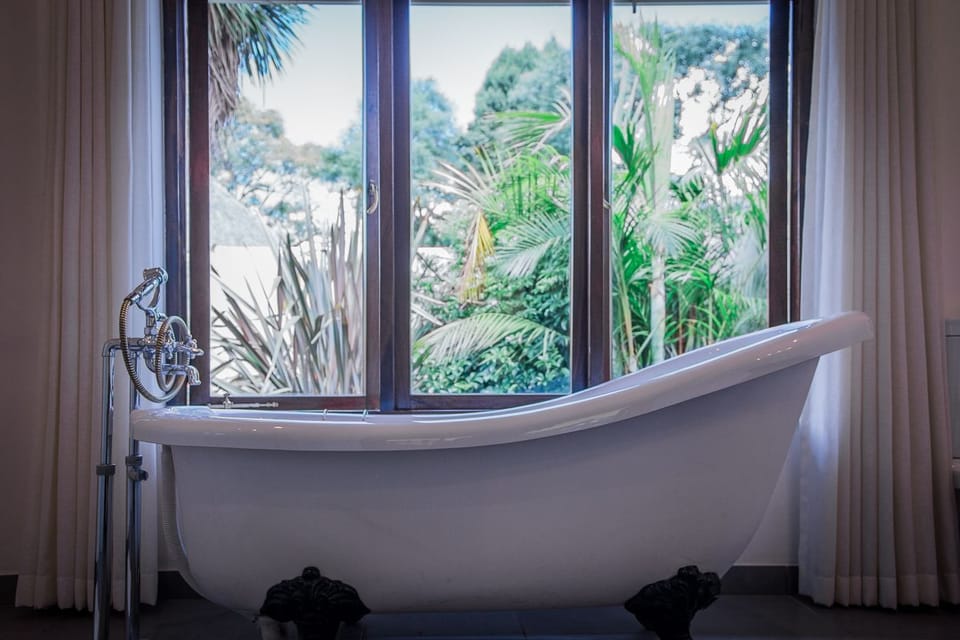 Business Suite | Bathroom | Separate tub and shower, rainfall showerhead, free toiletries