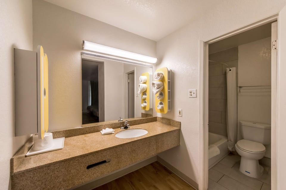 Combined shower/tub, free toiletries, hair dryer, towels