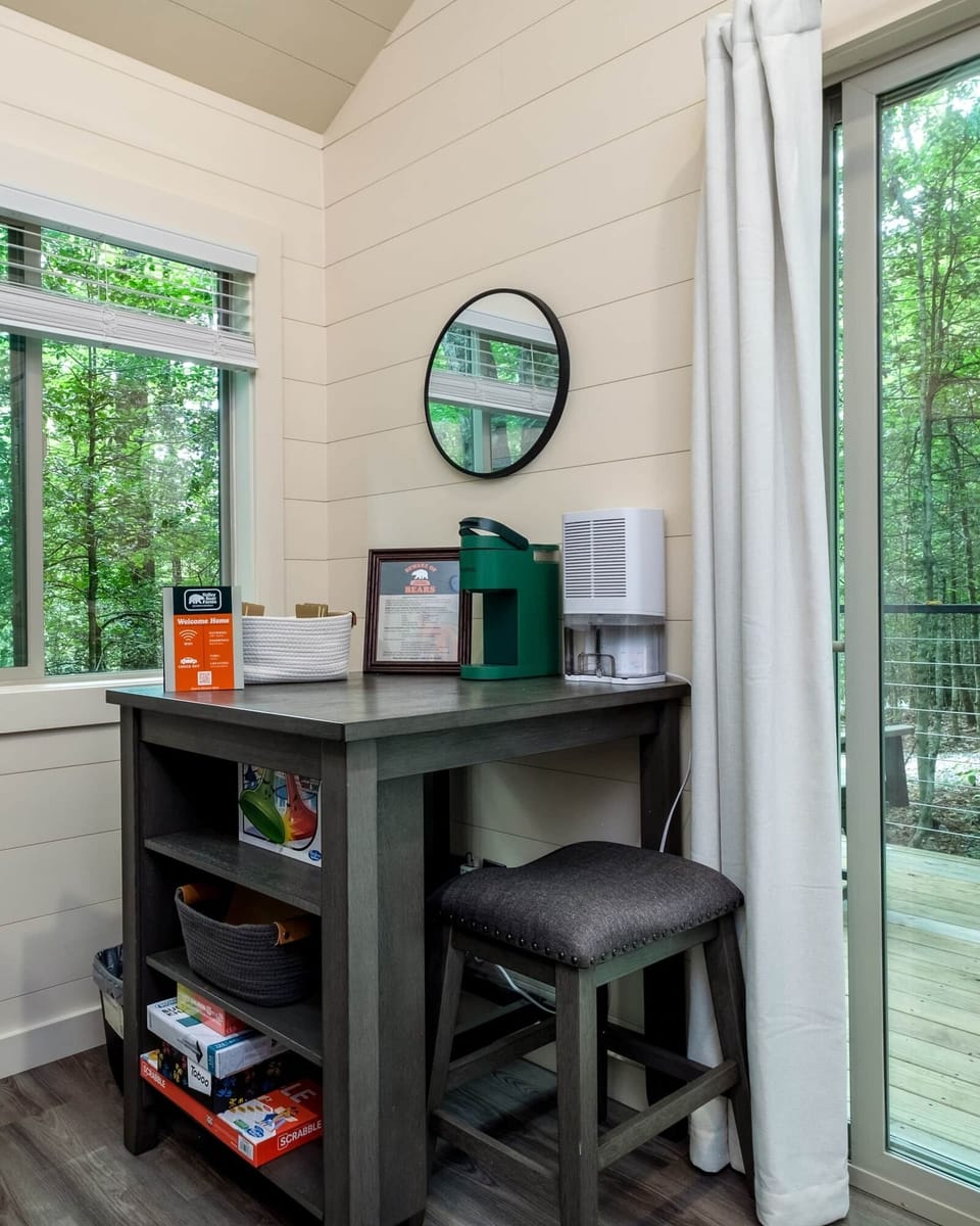 Deluxe Cabin, River View | Free WiFi, bed sheets