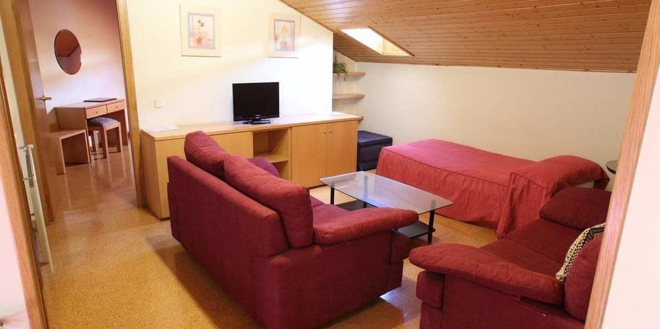 0B | Living area | Flat-screen TV
