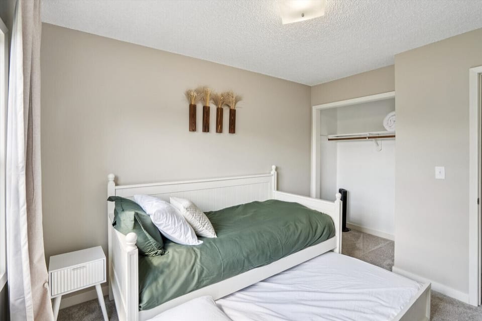 Bright guest room with twin bed and pull-out option