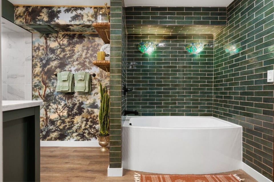 Bathroom with soaking tub and décor