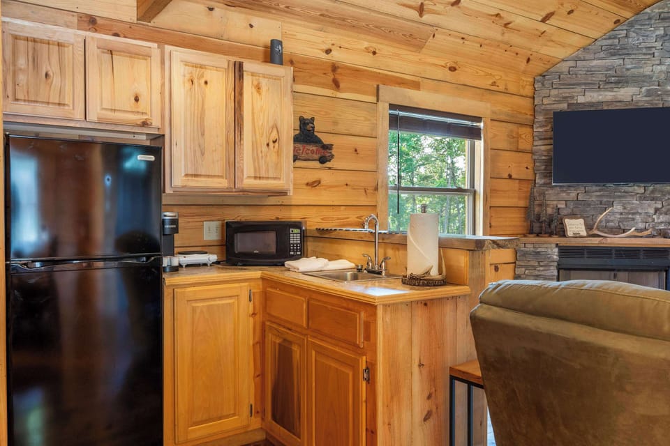 Cabin, 1 Queen Bed with Sofa bed, Hot Tub, Mountain View (Antlers Lodge) | Private kitchen | Fridge, microwave, coffee/tea maker