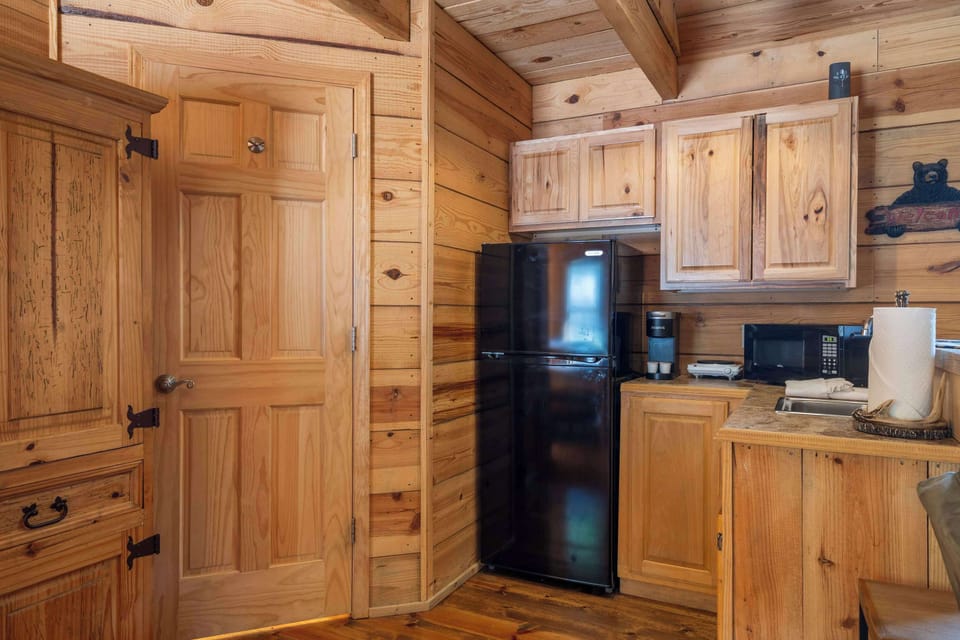 Cabin, 1 Queen Bed with Sofa bed, Hot Tub, Mountain View (Antlers Lodge) | Private kitchen | Fridge, microwave, coffee/tea maker
