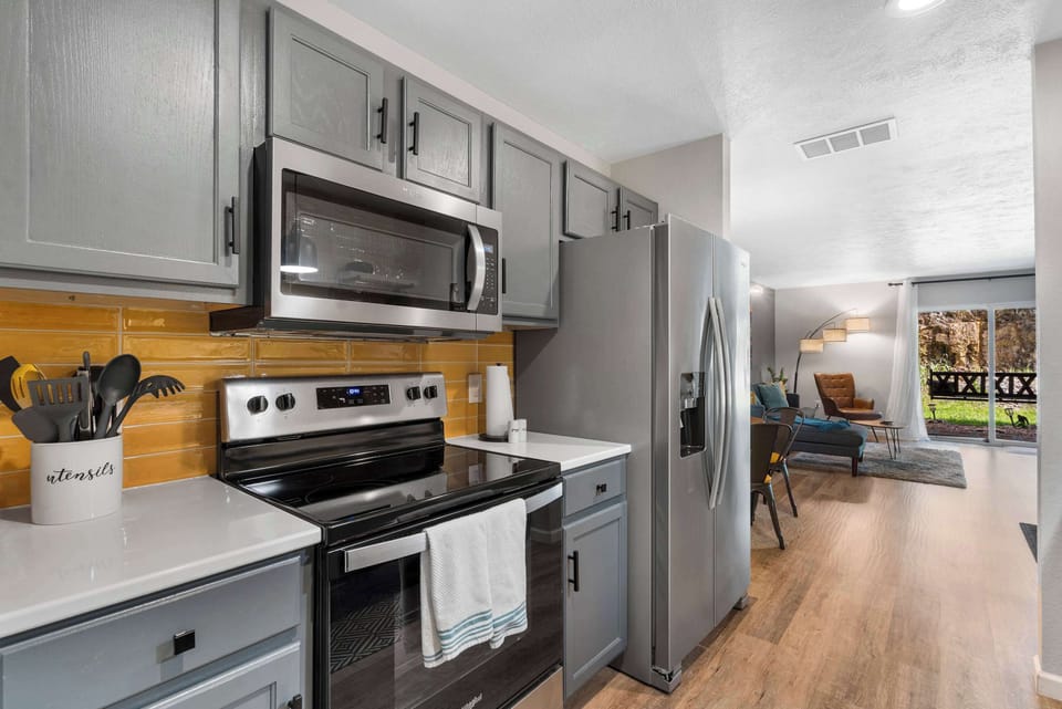 Condo, Multiple Beds, Patio, Garden View (Bigfoots' Bluff Retreat) | Private kitchen | Fridge, microwave, oven, stovetop