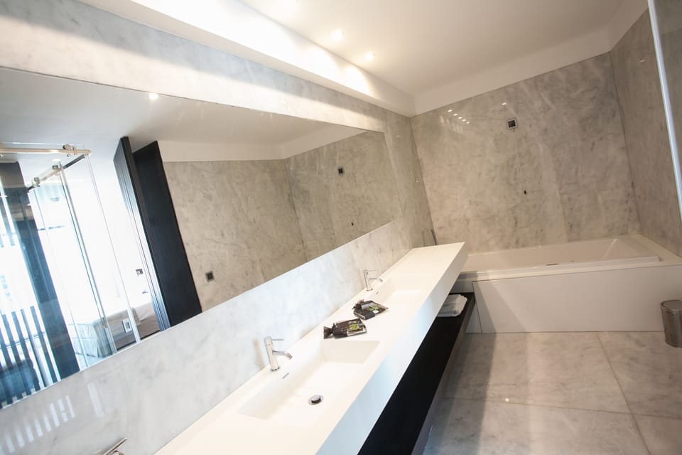 Shower, free toiletries, towels