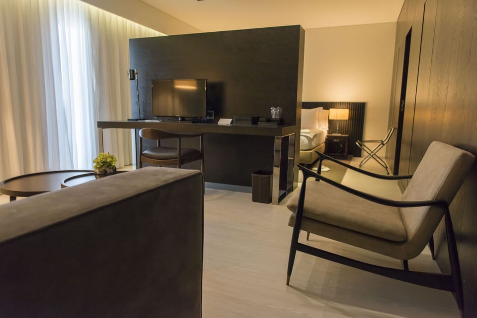 Deluxe Suite | Minibar, in-room safe, desk, soundproofing