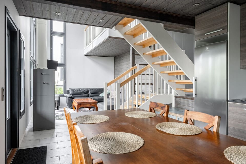 This cozy modern cabin is spread across two floors, offering a smart layout and comfortable sleeping arrangements for your stay.