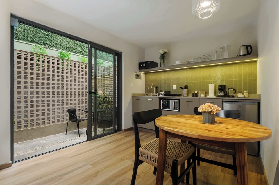 Mesa de Comedor con Acceso a Terraza Privada