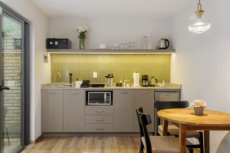Cocina y Mesa de Comedor