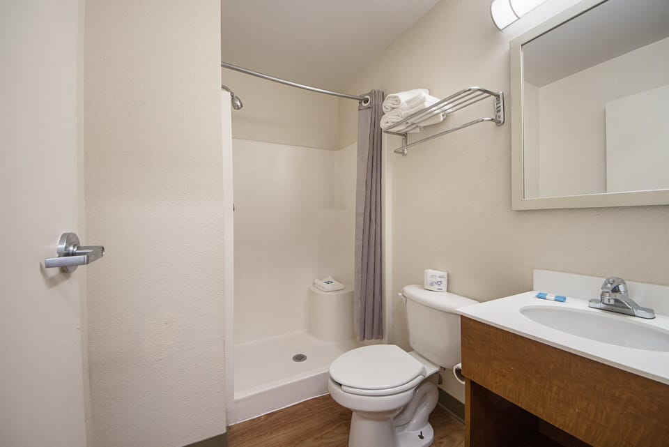 Shower, free toiletries, towels