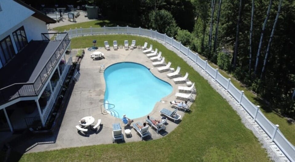 ⭐ NEW FOR 2026: Seasonal Club Access Included Guests enjoy access to a nearby private club (seasonal) featuring: • Outdoor Swimming Pool (open approximately mid-June through Labor Day) • Pickleball Courts • Bocce Courts