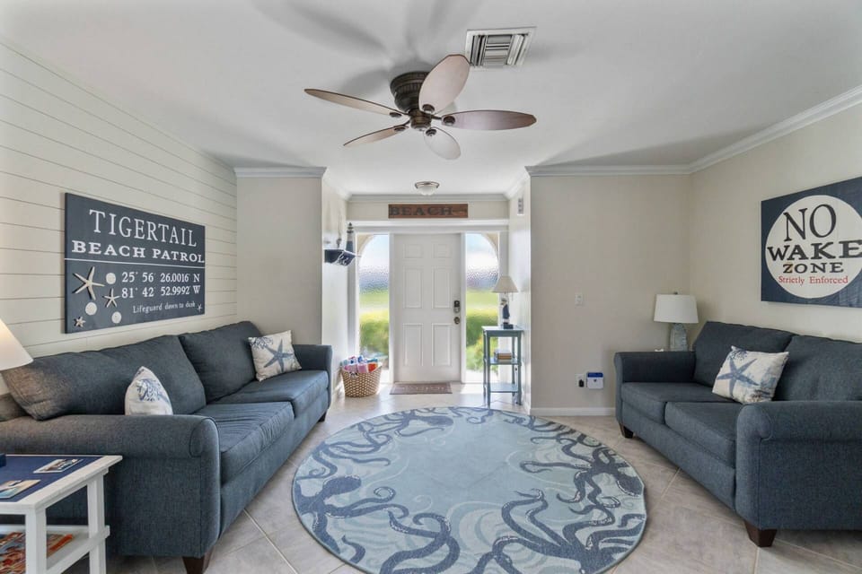 Welcome to Kendall Cottage - the coastal vibes sweep you away to a great vacation!
