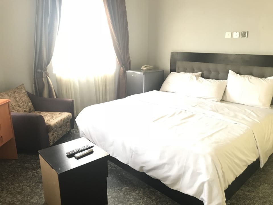 Basic Room, 1 Double Bed, Non Smoking | Desk