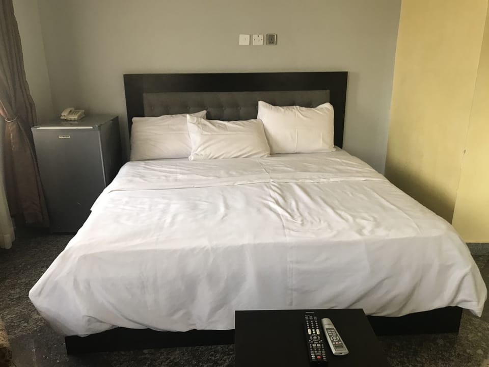 Basic Room, 1 Double Bed, Non Smoking | Desk