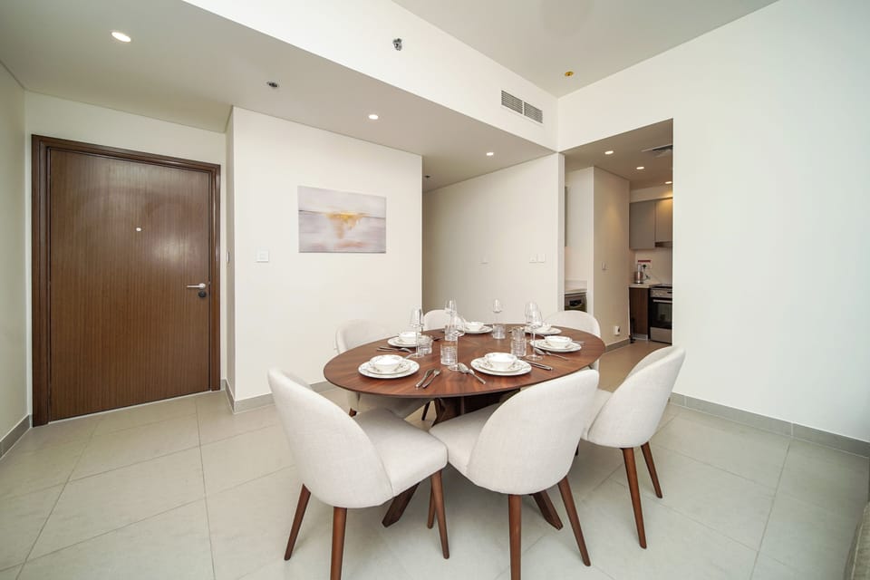 Luxury Apartment, Balcony, City View | In-room dining