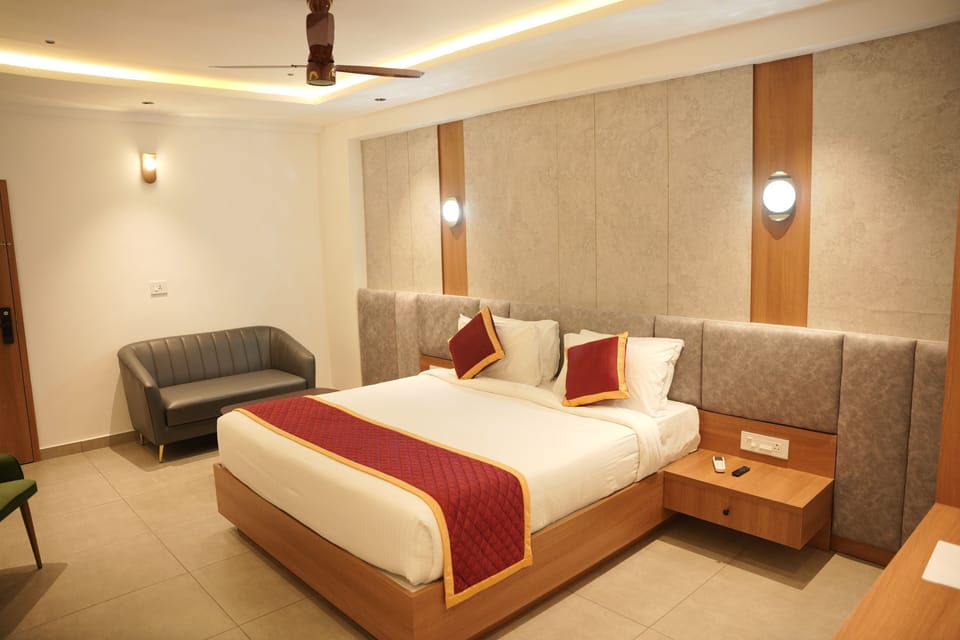 Superior Double Room | In-room safe, desk, laptop workspace, blackout drapes