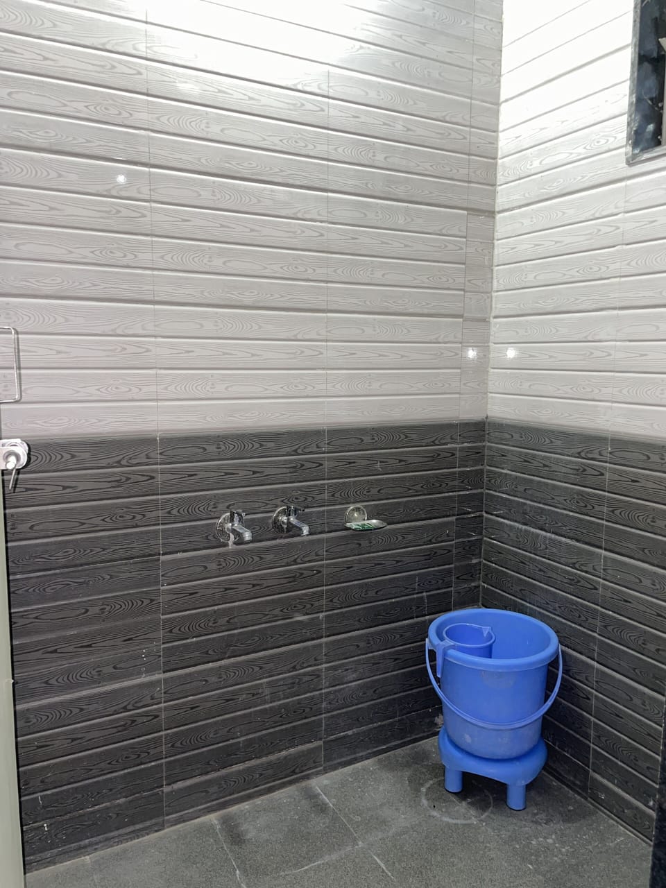 Shared Dormitory, Mixed Dorm | Bathroom | Shower, free toiletries, soap
