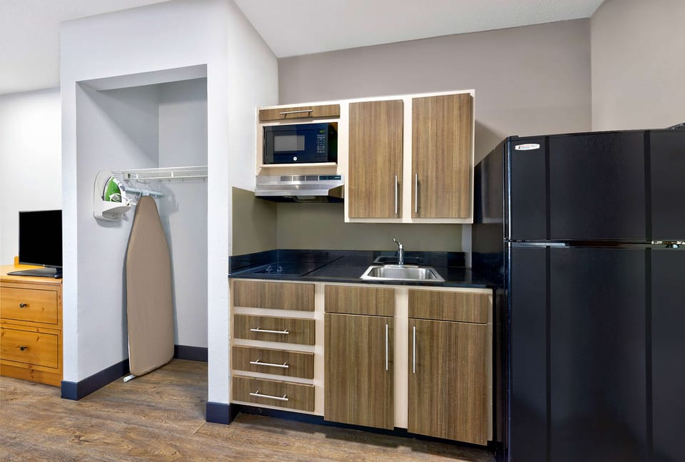 Coffee/tea maker, fridge, microwave, oven