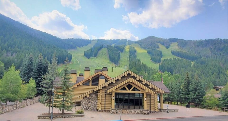 Free bus to both Warm Springs & River Run lodges