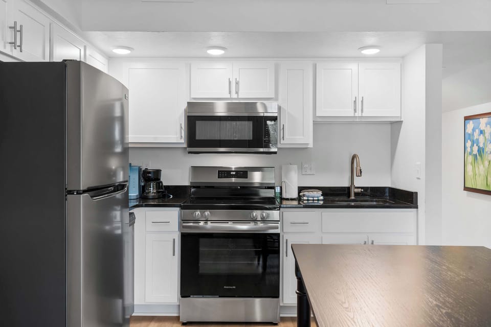 Condo, Multiple Beds, Balcony (403 Vet's Blvd E-391) | Private kitchen | Fridge, microwave, oven, stovetop