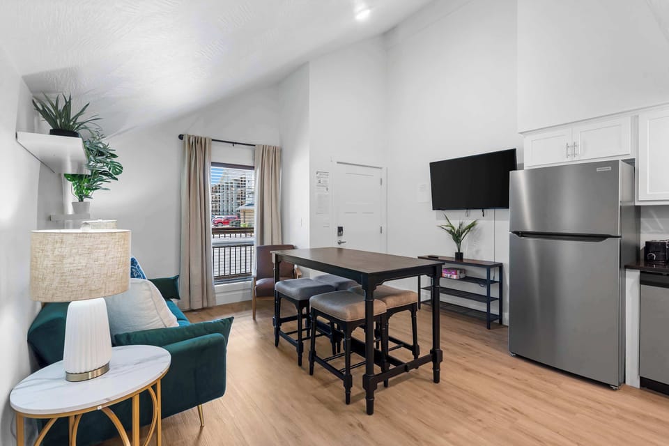 Condo, Multiple Beds, Balcony (403 Vet's Blvd E-391) | Interior