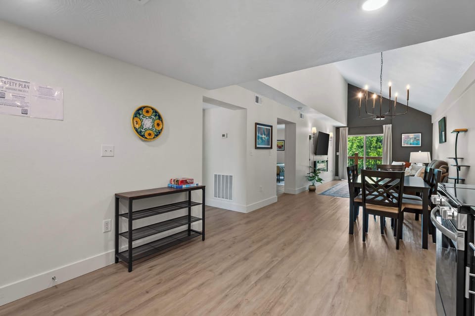 Condo, Multiple Beds, Balcony (Creekside Near the Landing) | Interior