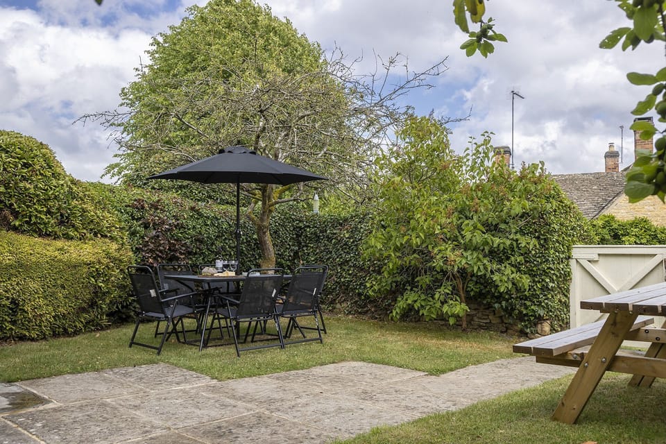 Bank Cottage Garden - StayCotswold