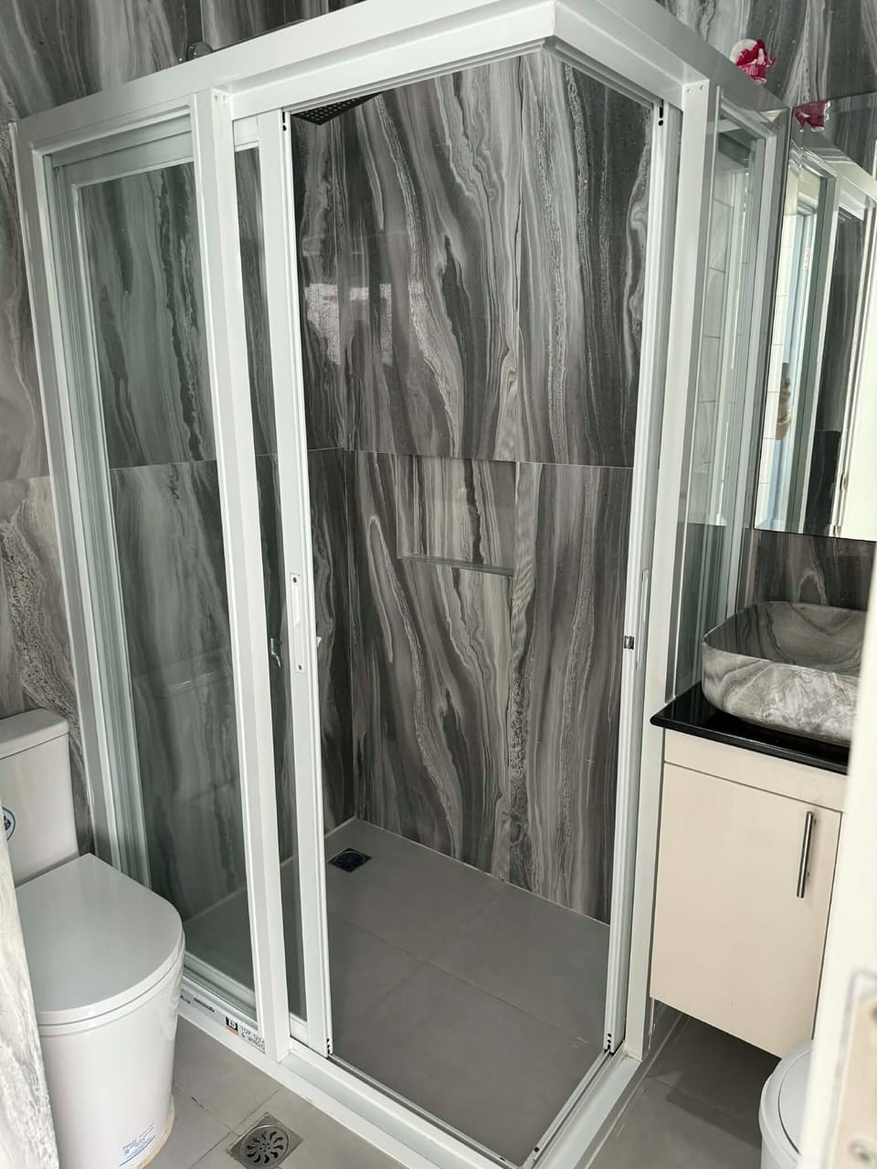 Basic Single Room | Bathroom | Shower, free toiletries, bidet, towels