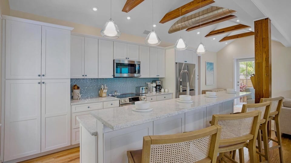 The fully equipped kitchen...