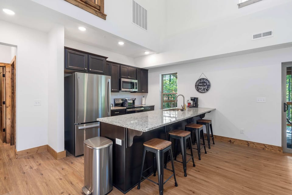 Cabin, Multiple Beds, Garden View (Peaceful Timbers Getaway) | Private kitchen | Fridge, microwave