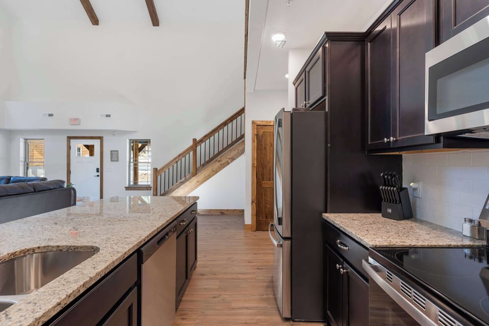 Cabin, Multiple Beds, Garden View (Peaceful Timbers Getaway) | Private kitchen | Fridge, microwave