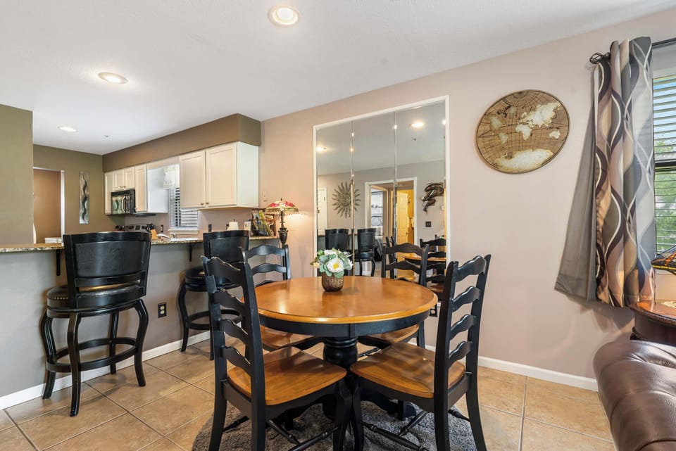 Condo, Multiple Beds, Balcony, Golf View (The Tee Shot) | Dining