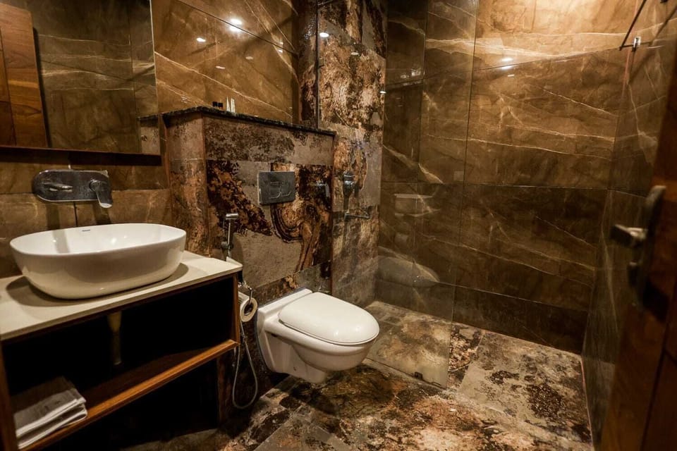 Elite Room | Bathroom | Shower, towels, soap, shampoo