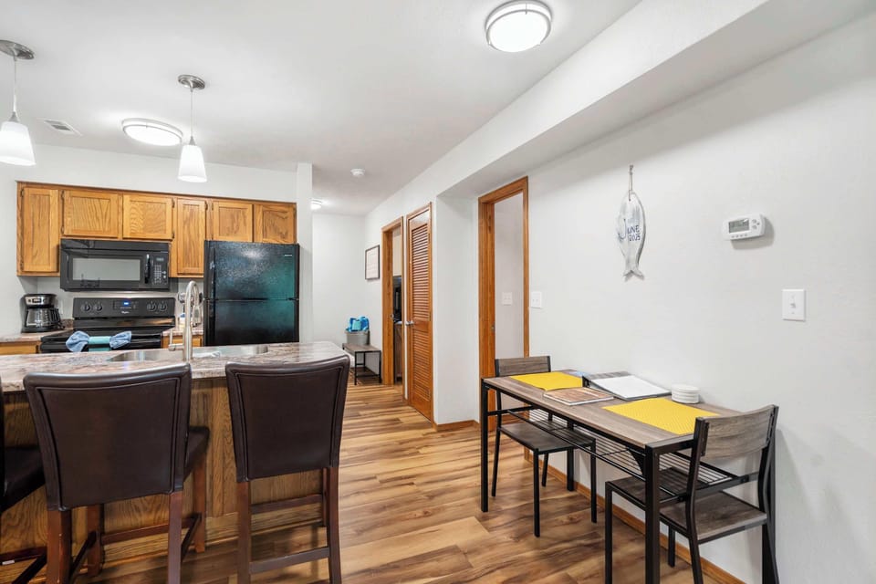 Condo, Multiple Beds, Balcony, Garden View (The Greenview Haven) | Dining
