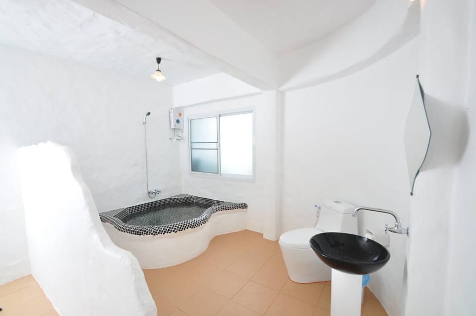 Deluxe Double Room, Garden View | Bathroom | Hair dryer, towels, soap, shampoo