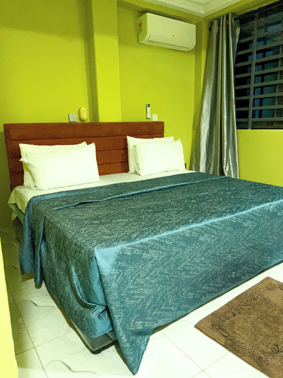 Deluxe Studio, 1 King Bed | In-room safe, desk, laptop workspace, iron/ironing board (on request)