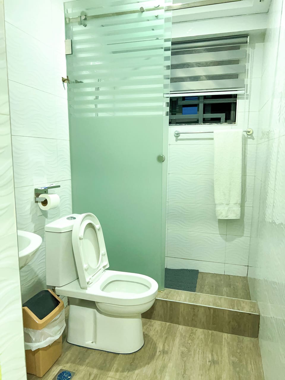 Deluxe Studio, 1 King Bed | Bathroom | Shower, towels, soap, toilet paper