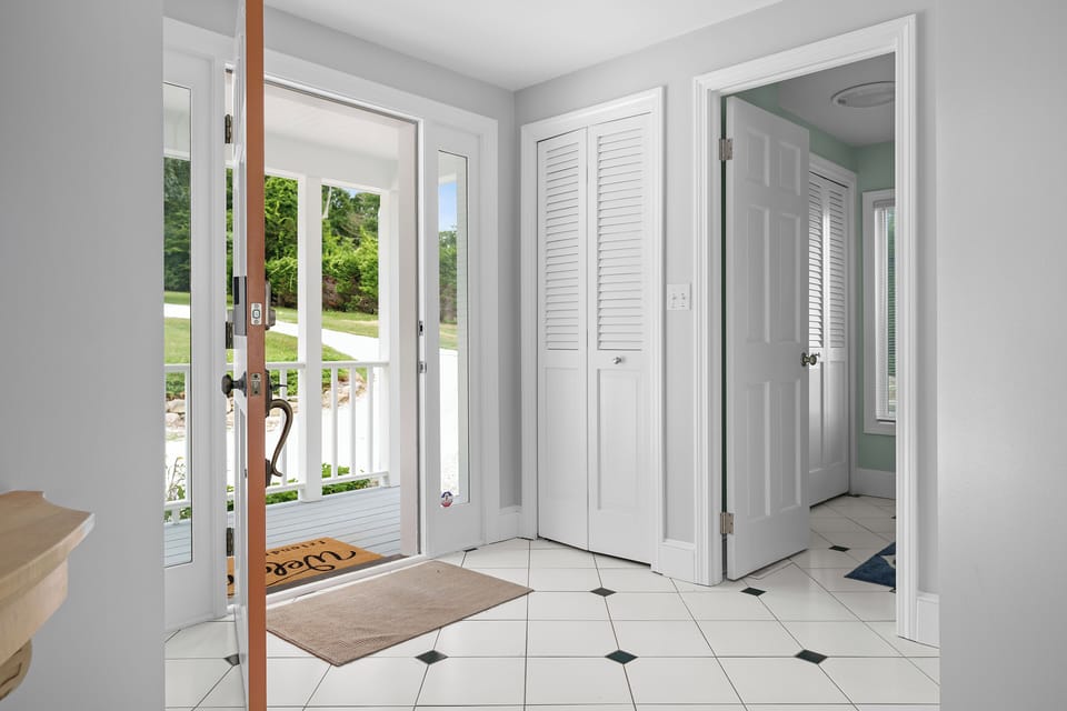 Front Foyer & Powder Rm