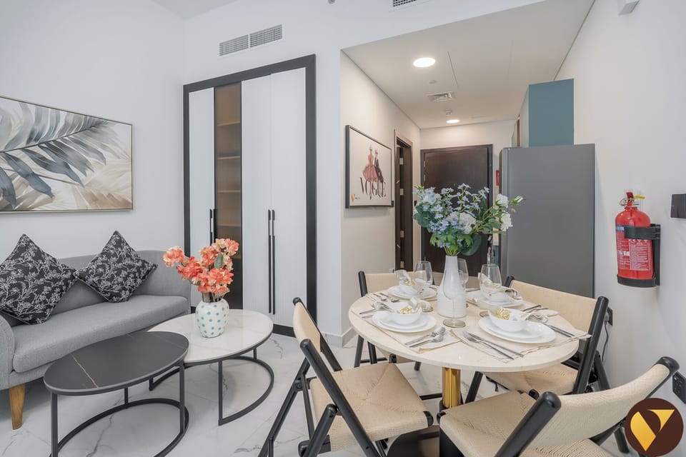 Luxury Studio, Balcony, City View | In-room dining