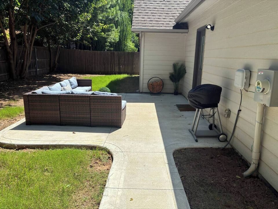 Back patio. Electric grill. Fenced in yard