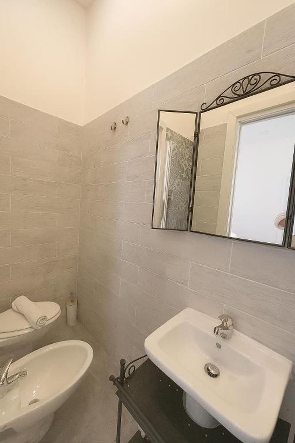 Comfort Double Room, Balcony, City View | Bathroom | Shower, hair dryer, bidet, towels