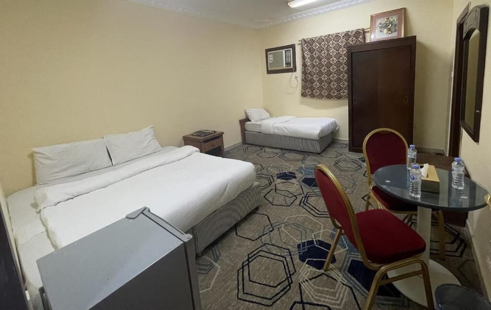 Triple Room | Desk, WiFi (free)